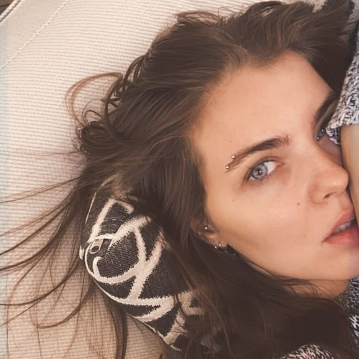 horizontal eyebrow ring